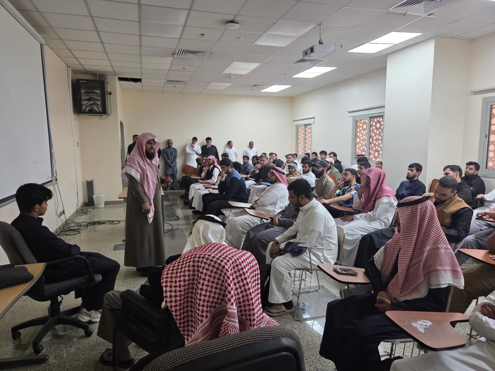 تنفيذ لقاء توعوي لطلاب كلية الحاسب الآلي بالتعاون مع وحدة التوعية الفكرية يوم الاثنين 30-رجب-1447